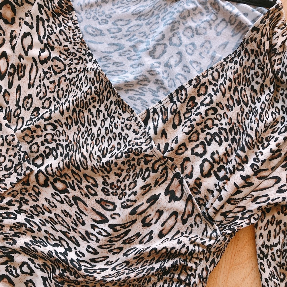 π ISCA Leopard Print Surplice Ruched Top π - Picture 6 of 13